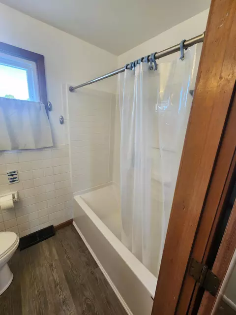 Bath - 2677 Carousel Dr, Springfield, OH 45503 photo 3 of 3