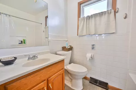 Bath - 2677 Carousel Dr, Springfield, OH 45503 photo 1 of 3