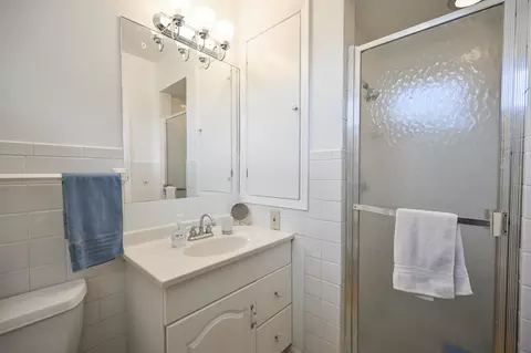 Bath - 2677 Carousel Dr, Springfield, OH 45503 photo 2 of 3