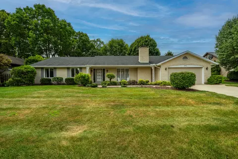 374 Shadywood Dr, Clayton, OH 45315
