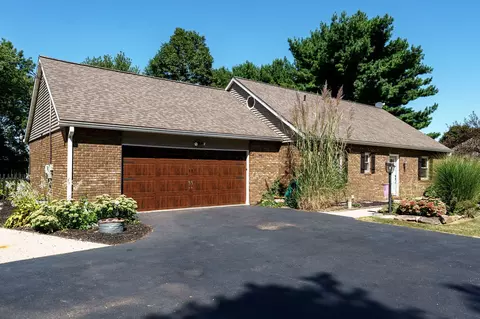Exterior - 4960 E County Line Rd, Springfield, OH 45502 photo 3 of 17