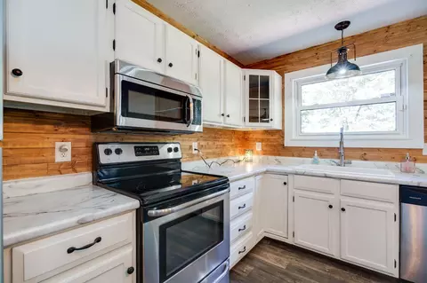 Kitchen - 4960 E County Line Rd, Springfield, OH 45502 photo 5 of 6