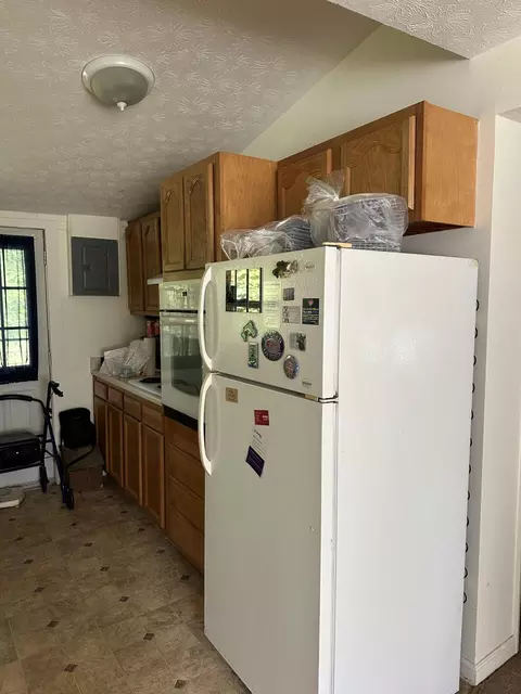 Kitchen - 1150 W Sparrow Rd, Springfield, OH 45502 photo 5 of 5