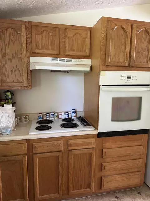 Kitchen - 1150 W Sparrow Rd, Springfield, OH 45502 photo 2 of 5