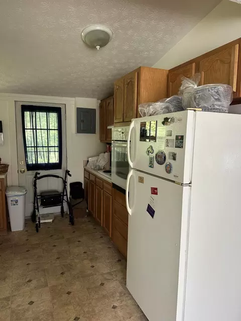 Kitchen - 1150 W Sparrow Rd, Springfield, OH 45502 photo 4 of 5