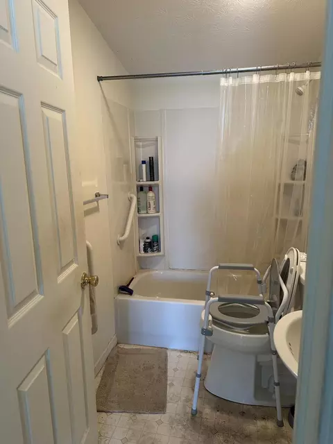 Bath - 1150 W Sparrow Rd, Springfield, OH 45502 photo 1 of 1