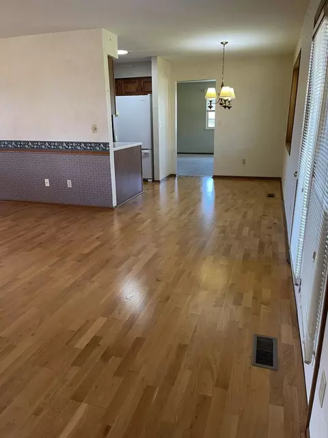 Living - 4438 Tacoma St, Springfield, OH 45503 photo 2 of 5