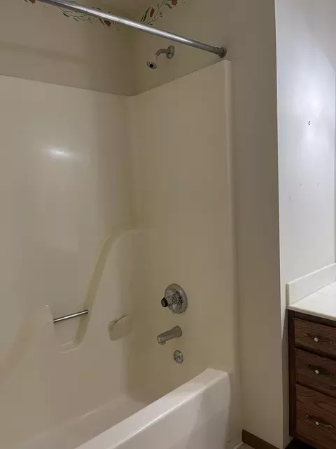 Bath - 4438 Tacoma St, Springfield, OH 45503 photo 2 of 6