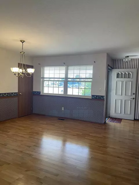 Living - 4438 Tacoma St, Springfield, OH 45503 photo 3 of 5