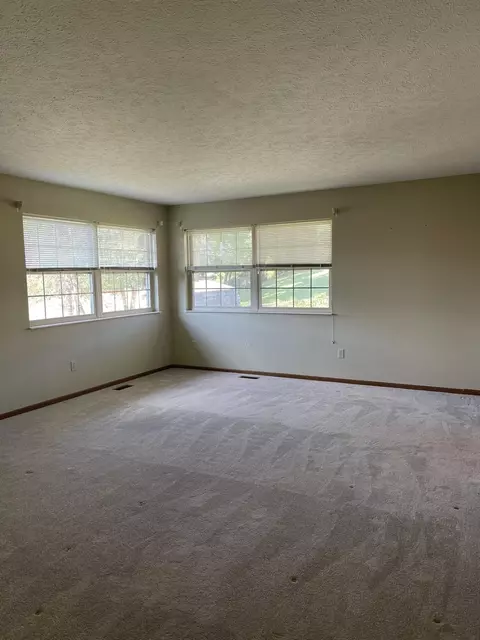 Living - 4438 Tacoma St, Springfield, OH 45503 photo 5 of 5