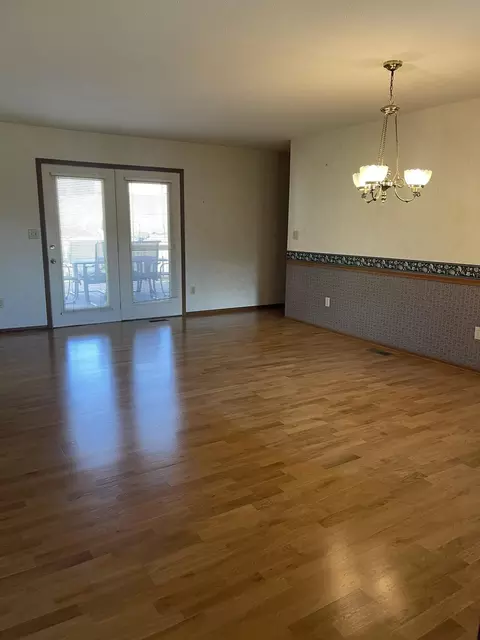 Living - 4438 Tacoma St, Springfield, OH 45503 photo 1 of 5