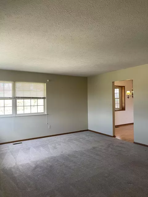 Living - 4438 Tacoma St, Springfield, OH 45503 photo 4 of 5