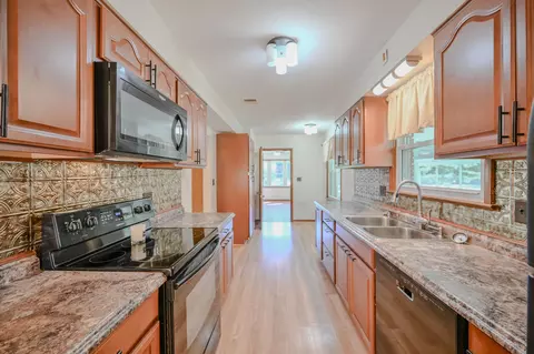 Entry Way - 2958 E Possum Rd, Springfield, OH 45502 photo 1 of 4