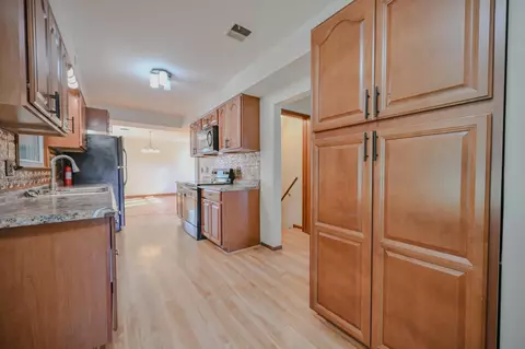 Entry Way - 2958 E Possum Rd, Springfield, OH 45502 photo 2 of 4