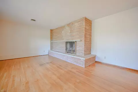 Living - 2958 E Possum Rd, Springfield, OH 45502 photo 4 of 6