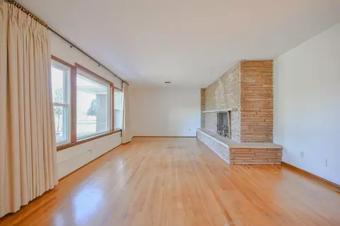 Living - 2958 E Possum Rd, Springfield, OH 45502 photo 3 of 6