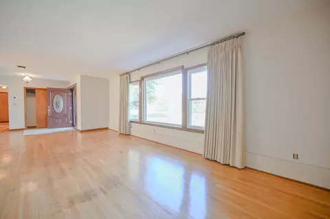 Living - 2958 E Possum Rd, Springfield, OH 45502 photo 5 of 6