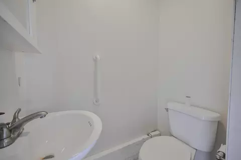 Bath - 2958 E Possum Rd, Springfield, OH 45502 photo 6 of 7