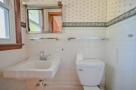 Bath - 2958 E Possum Rd, Springfield, OH 45502 photo 5 of 7