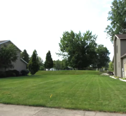 128 Village Green Dr, Sidney, OH 45365
