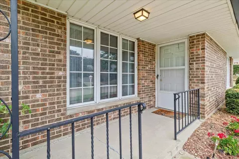 Exterior - 2137 Manhattan Blvd, Springfield, OH 45504 photo 5 of 10