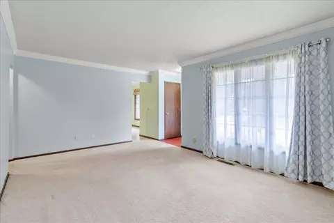 Living - 2137 Manhattan Blvd, Springfield, OH 45504 photo 2 of 5