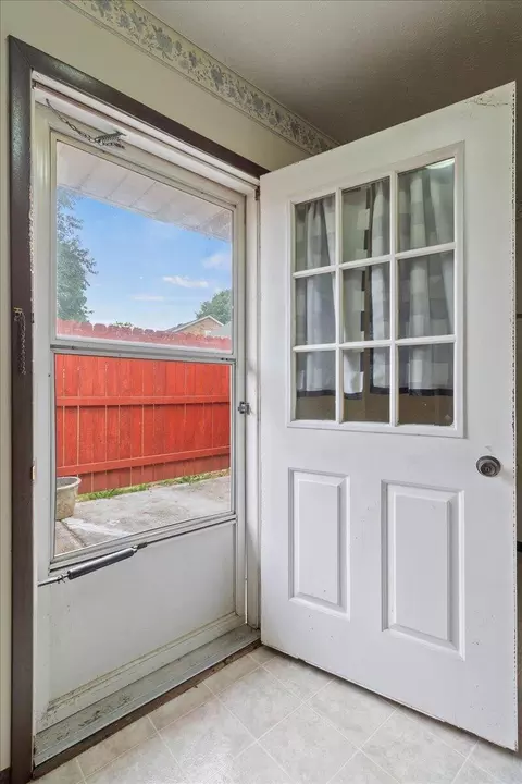 Entry Way - 2137 Manhattan Blvd, Springfield, OH 45504 photo 3 of 3