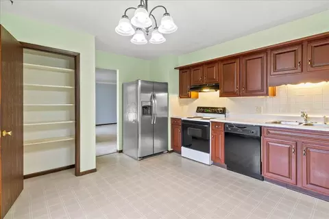Kitchen - 2137 Manhattan Blvd, Springfield, OH 45504 photo 3 of 3