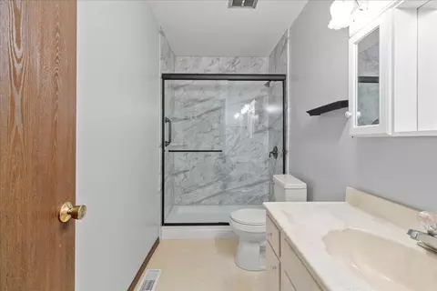 Bath - 2137 Manhattan Blvd, Springfield, OH 45504 photo 2 of 3
