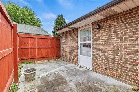 Exterior - 2137 Manhattan Blvd, Springfield, OH 45504 photo 7 of 10