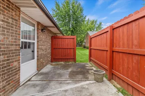 Exterior - 2137 Manhattan Blvd, Springfield, OH 45504 photo 8 of 10