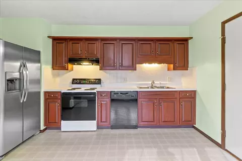 Kitchen - 2137 Manhattan Blvd, Springfield, OH 45504 photo 2 of 3