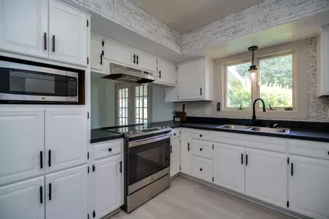 Kitchen - 1810 Old Mill Rd, Springfield, OH 45502 photo 2 of 3