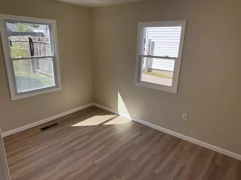 Bedroom - 2229 N Hadley Rd, Springfield, OH 45505 photo 2 of 3