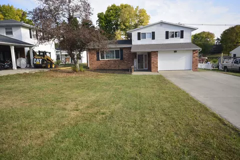828 N Circle Dr, Wapakoneta, OH 45895