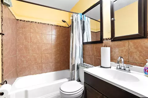 Bath - 208 Corlington Dr, Springfield, OH 45506 photo 1 of 2