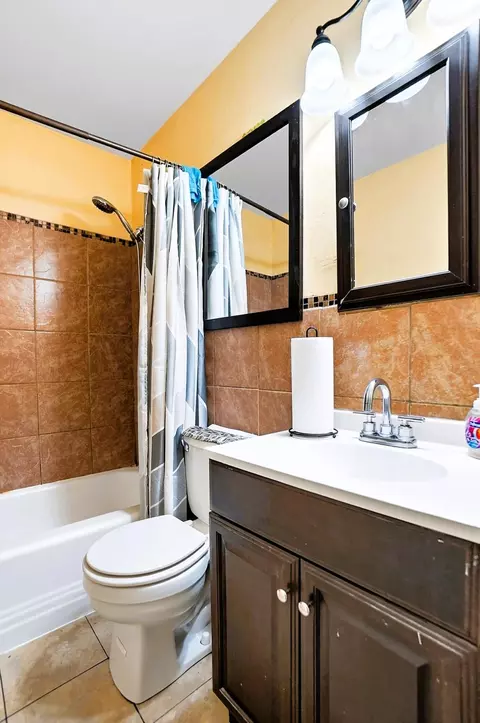 Bath - 208 Corlington Dr, Springfield, OH 45506 photo 2 of 2