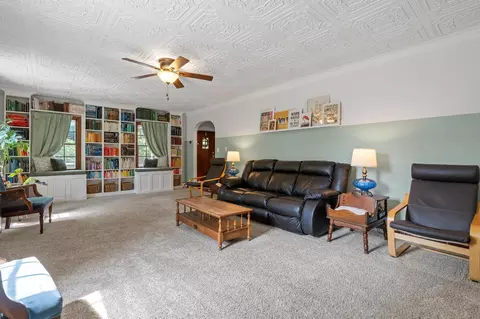 Living - 260 Glendale Dr, Springfield, OH 45504 photo 2 of 3