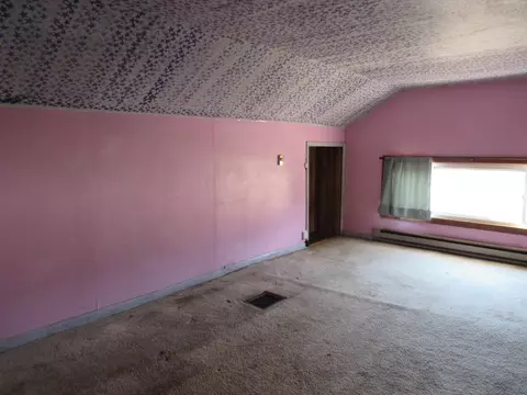 Bedroom - 372 S Douglas Ave, Springfield, OH 45505 photo 2 of 2