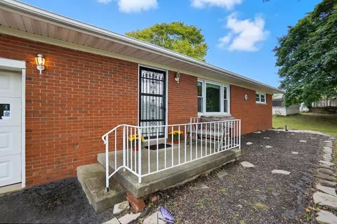 Exterior - 542 Villa Rd, Springfield, OH 45503 photo 2 of 6