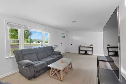 Living - 542 Villa Rd, Springfield, OH 45503 photo 1 of 2