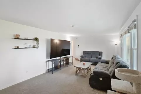 Living - 542 Villa Rd, Springfield, OH 45503 photo 2 of 2