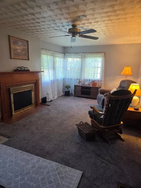 Living - 438 Lawnview Ave, Springfield, OH 45505 photo 2 of 2
