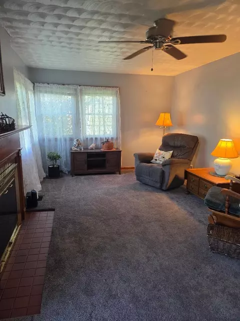 Living - 438 Lawnview Ave, Springfield, OH 45505 photo 1 of 2