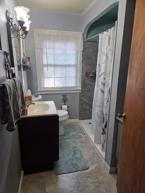 Bath - 438 Lawnview Ave, Springfield, OH 45505 photo 1 of 3