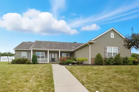 121 Bluegrass Dr, Wapakoneta, OH 45895