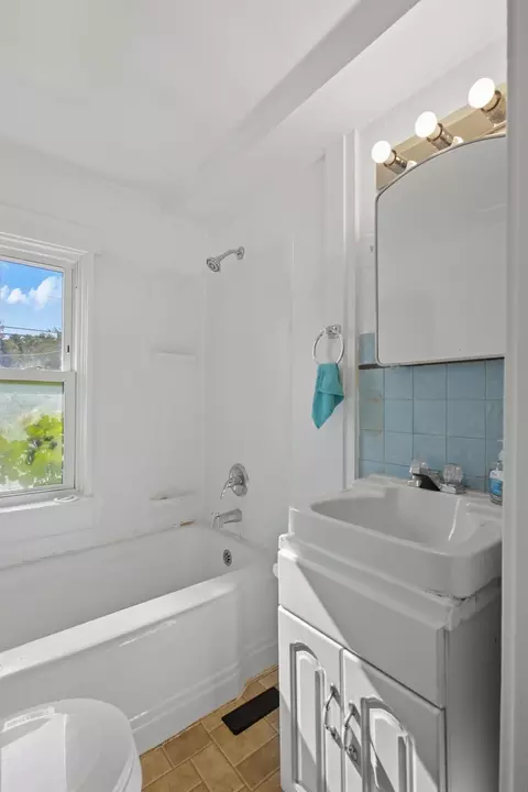 Bath - 842 Oak St, Springfield, OH 45505 photo 1 of 2