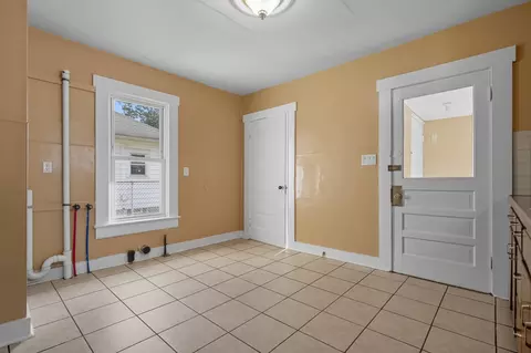 Entry Way - 842 Oak St, Springfield, OH 45505 photo 2 of 5