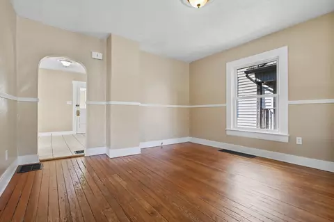 Living - 842 Oak St, Springfield, OH 45505 photo 4 of 9