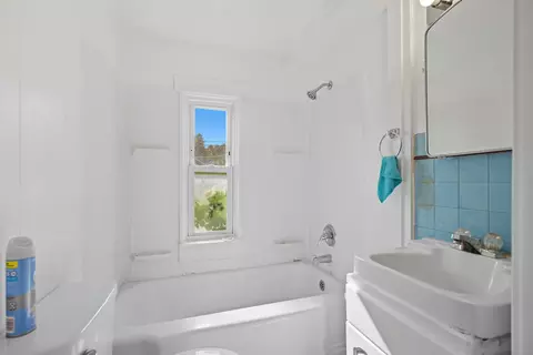 Bath - 842 Oak St, Springfield, OH 45505 photo 2 of 2